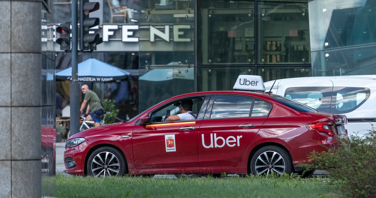 Uber twierdzi, że znalazł dziurę w nowym prawie dotyczącym przewozów na aplikację. Polskie prawo jazdy nie jest wcale niezbędne? /ARKADIUSZ ZIOLEK/East News /East News