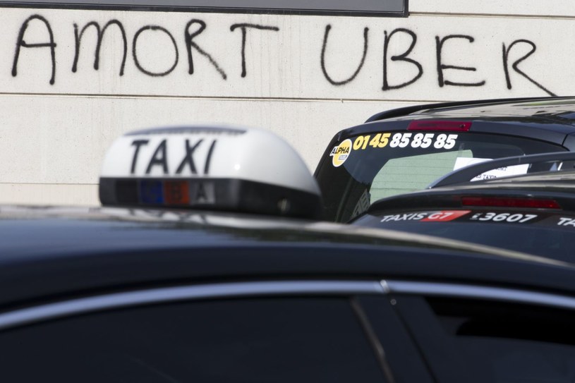 Uber "uwiera" taksówkarzy na całym świecie /AFP