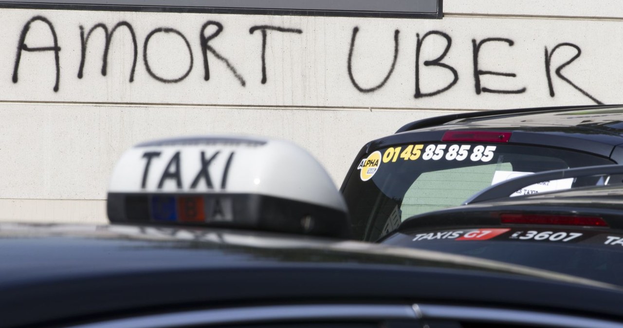 Uber "uwiera" taksówkarzy na całym świecie /AFP