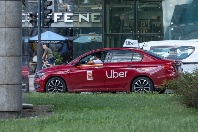 Uber wygrał ważny przetarg. To duży cios w taksówkarzy? /ARKADIUSZ ZIOLEK/East News /East News