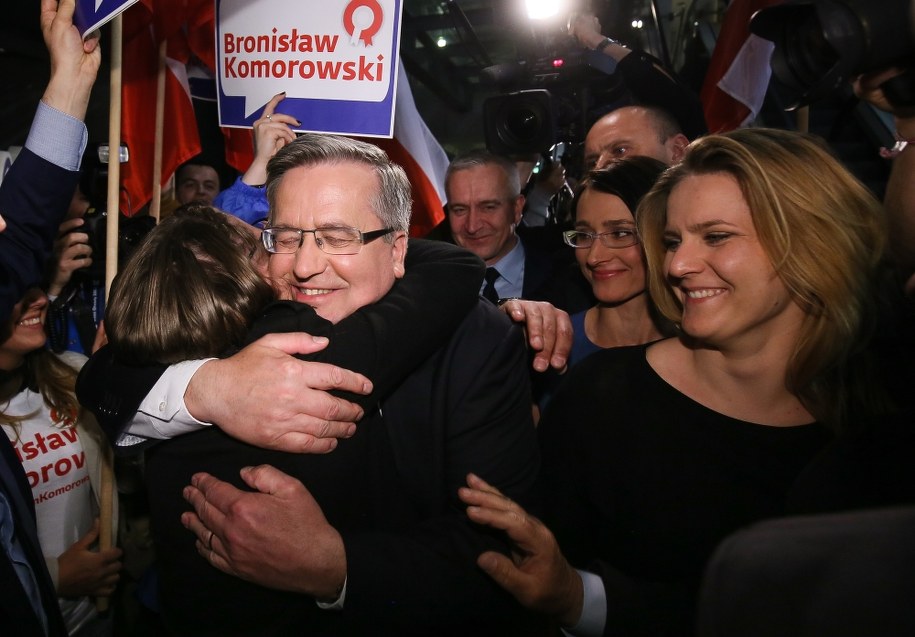 Ubiegający się o reelekcję prezydent Bronisław Komorowski (2L) z córkami Marią Makowską (2P) i Elżbietą Komorowską (P) /Paweł Supernak  /PAP