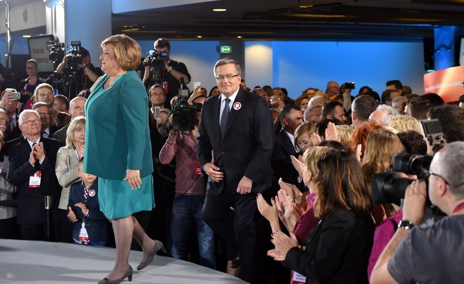 Ubiegający się o reelekcję prezydent Bronisław Komorowski (C) z małżonką Anną (L) podczas wieczoru wyborczego w sztabie w Warszawie /Radek Pietruszka /PAP