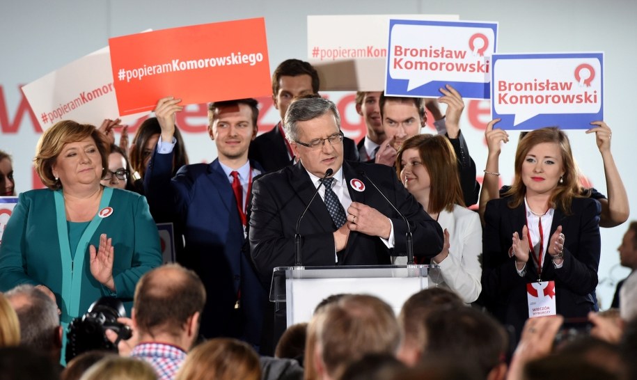 Ubiegający się o reelekcję prezydent Bronisław Komorowski (C) z małżonką Anną (L) podczas wieczoru wyborczego w sztabie w Warszawie /Radek Pietruszka /PAP