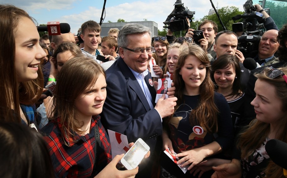 Ubiegający się o reelekcję prezydent Bronisław Komorowski (C) podczas spaceru w okolicach stacji metra Centrum Nauki Kopernik w Warszawie /Paweł Supernak /PAP