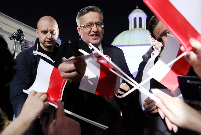 Ubiegający się o reelekcję prezydent Bronisław Komorowski, podczas spotkania z wyborcami /Stanisław Rozpędzik /PAP