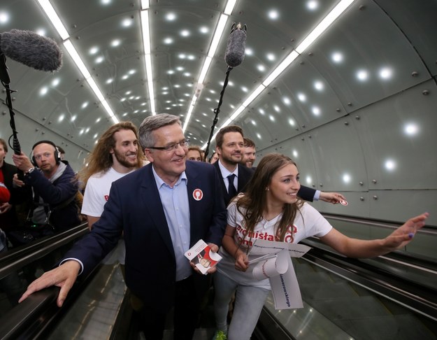 Ubiegający się o reelekcję prezydent Bronisław Komorowski wysiada z metra na stacji Centrum Nauki Kopernik w Warszawie /Paweł Supernak /PAP