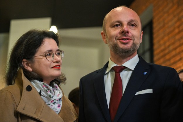 Ubiegający się o reelekcję prezydent miasta Konrad Fijołek (P) z żoną Magdaleną Fijołek (L) podczas wieczoru wyborczego po zakończeniu głosowania w II turze w Rzeszowie /Darek Delmanowicz /PAP