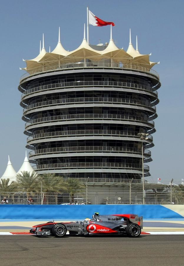Ubiegłoroczna rywalizacja podczas GP Bahrajnu. /AFP