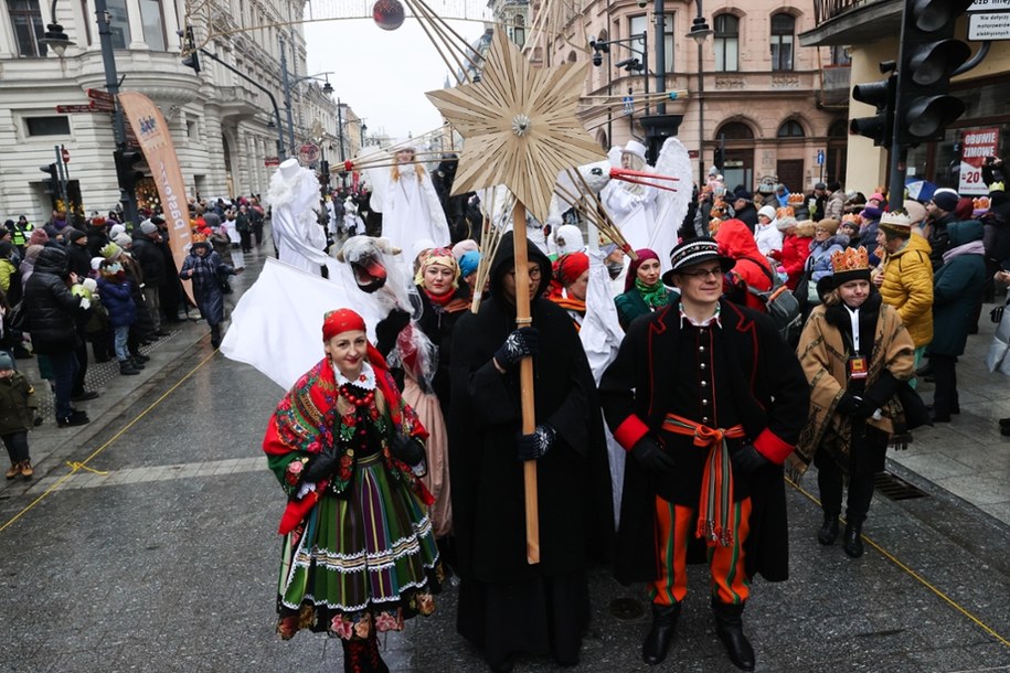 Ubiegłoroczny orszak Trzech Króli na ulicy Piotrkowskiej w Łodzi /Marian Zubrzycki /PAP