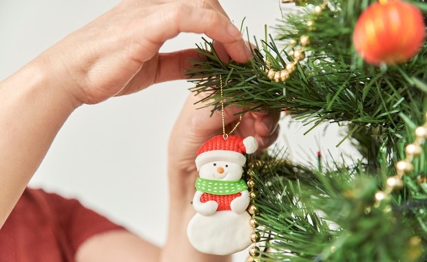 Ubieranie choinki jako forma rehabilitacji? Drzewko motywuje do wykonania ruchu