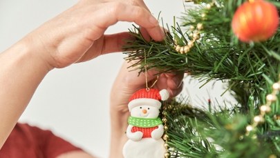 Ubieranie choinki jako forma rehabilitacji? Drzewko motywuje do wykonania ruchu