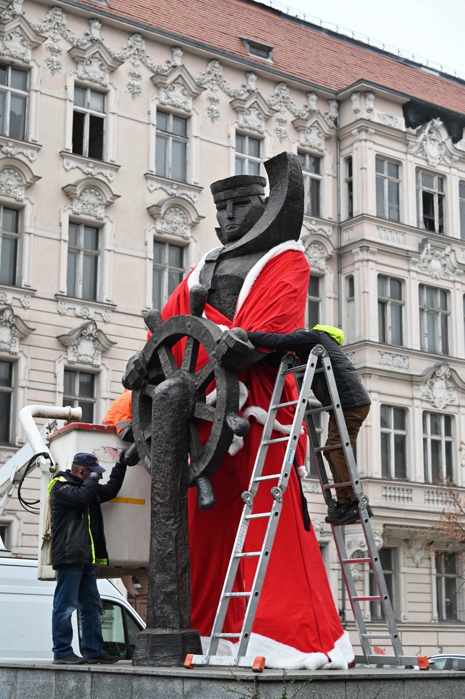 Ubieranie pomnika /	Marcin Bielecki   /PAP