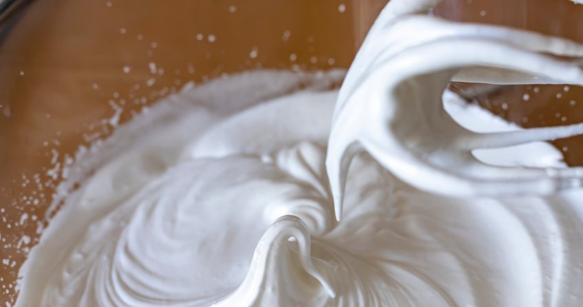 Ubijanie białek sprawi, że ciasto będzie lepiej napowietrzone /123RF/PICSEL