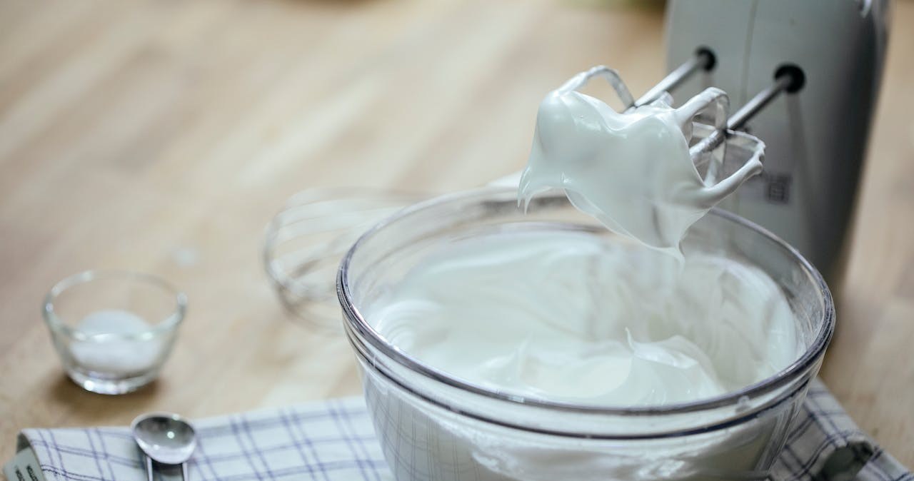 Ubite białko jajka to idealna maseczki liftingująca /Katherina Holmes /pexels.com