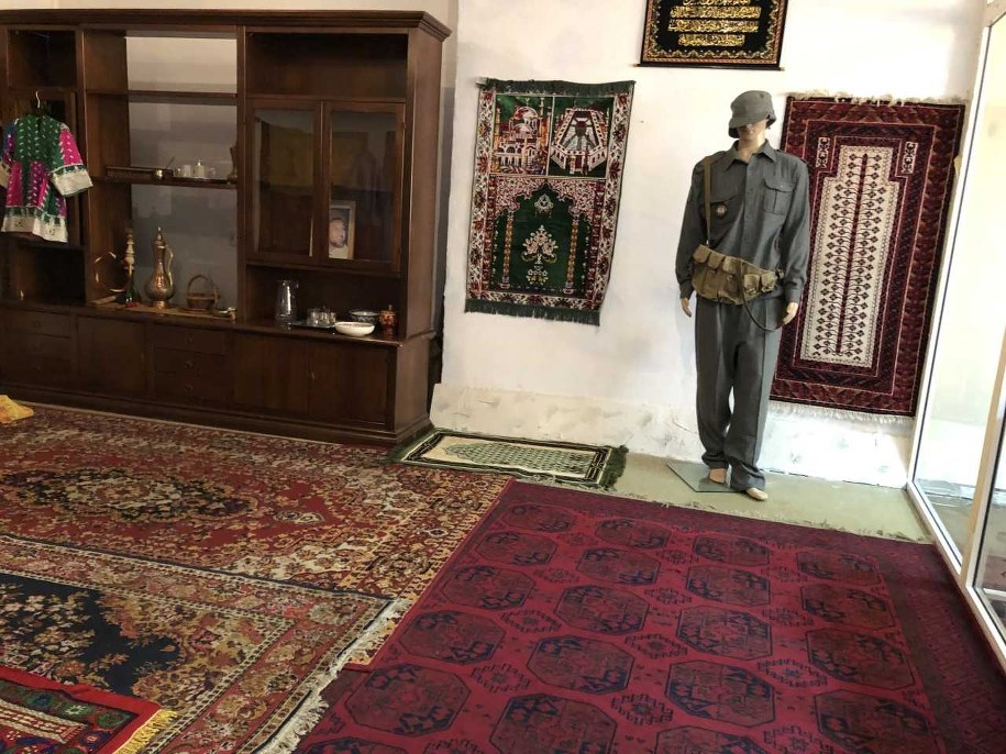 Ubrania i dekoracje przywiezione z Iraku i Afganistanu, czyli tak zwany pokój afgański w Centrum Przygotowania do Misji Zagranicznych /Michał Dobrołowicz /RMF FM
