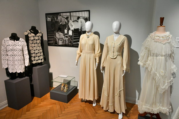 Ubrania prezentowane na wystawie / 	Maciej Kulczyński    /PAP