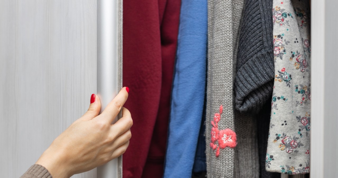 Ubrania w tym kolorze mogą wpływać na nastrój — wiele osób o tym nie wie /123RF/PICSEL