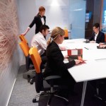 Ubywa etatowców z wysokimi pensjami. System premiuje samozatrudnienie