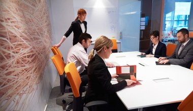 Ubywa etatowców z wysokimi pensjami. System premiuje samozatrudnienie