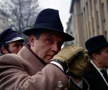 "Ucho od śledzia" - tym stwierdzeniem bankier Kramer, grany przez Leonarda Pietraszaka, dał do zrozumienia, że jego banku, nie da się obrabować. Powiedzenie weszło do rodzimego slangu, jako coś niemożliwego do zrealizowania, a Pietraszak, również dzięki temu powiedzeniu, na zawsze zapisał się w historii polskiego kina.

- Często się z tym spotykam, że ludzie jak mnie zobaczą, to się łapią za to ucho albo mówią "ucho od śledzia". Jeśli komuś się uda mnie rozpoznać, to słyszę "ucho od śledzia". Wiele osób będzie się na ten temat zastanawiać. Owszem, powiedziałem to, możecie nawet zdziwić się, ale to wszystko jest ucho od śledzia - aktor mówił w rozmowie z Polską Agencją Prasową.