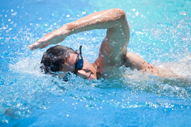 Ucho pływaka to dość częsta przypadłość wśród osób często uprawiających sporty wodne /123/RF PICSEL