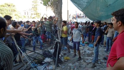 Uchodźcy chcieli wedrzeć się na statek. Obrzucili policję kamieniami