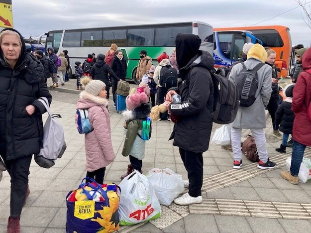 Uchodźcy czekają na transport ze Lwowa do Polski /o. Paweł Odój /