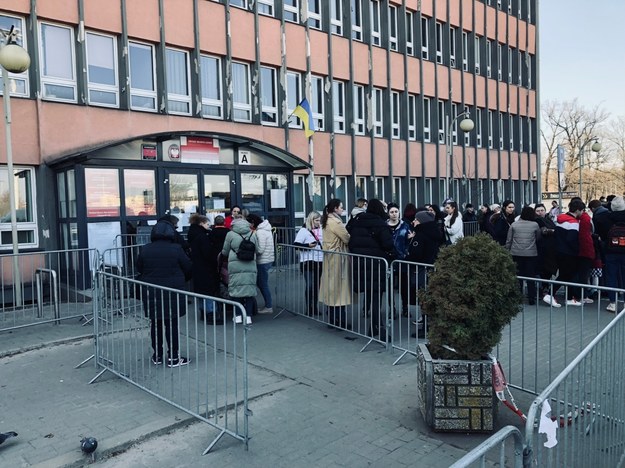 Uchodźcy czekający na numer PESEL w Łodzi /Agnieszka Wyderka /RMF FM