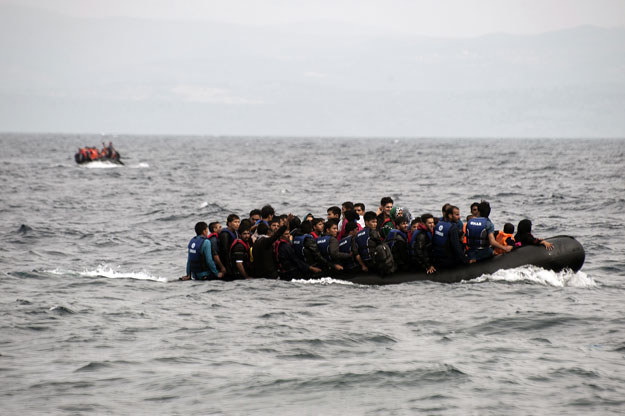 Uchodźcy dopływają do Lesbos /IAKOVOS HATZISTAVROU /AFP