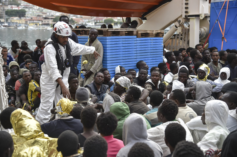 Uchodźcy i migranci w jednym z włoskich portów /ANDREAS SOLARO / AFP /PAP