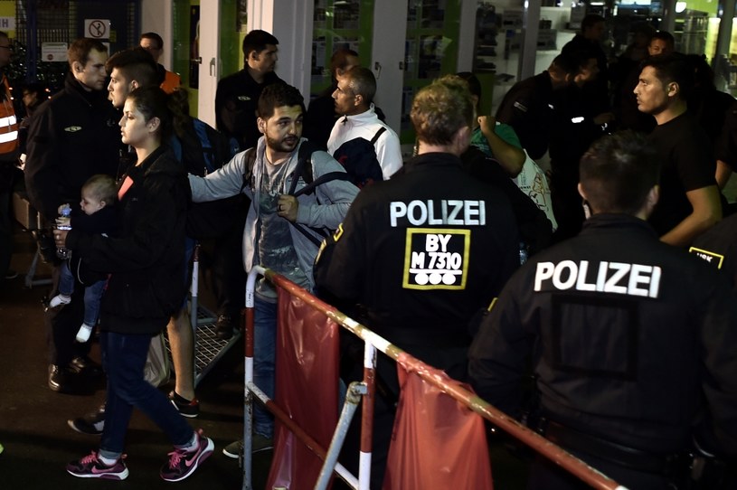 Uchodźcy i policja na dworcu w Monachium /AFP