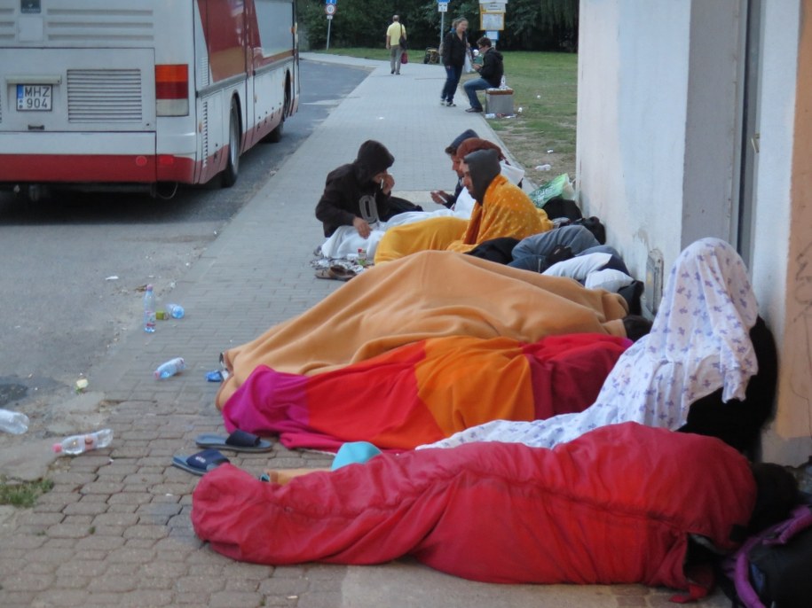 Uchodźcy koczują przed stacją kolejową /Maciej Pałachicki  /RMF FM