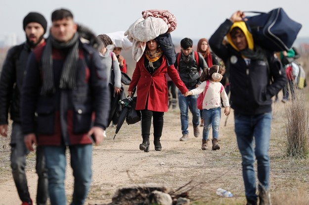 Uchodźcy maszerują w stronę granicy turecko-greckiej /DIMITRIS TOSIDIS /PAP/EPA