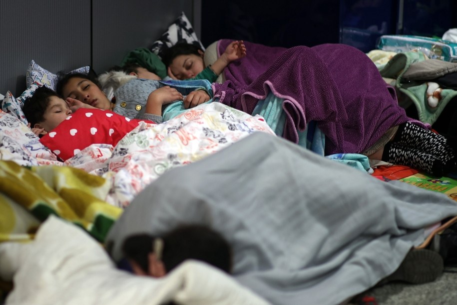 Uchodźcy na dworcu w Krakowie /	Łukasz Gągulski /PAP