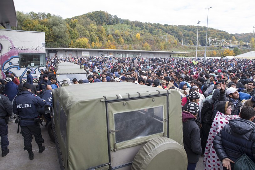 Uchodźcy na granicy Słowenii z Austrią w Spielfeld /PAP/EPA