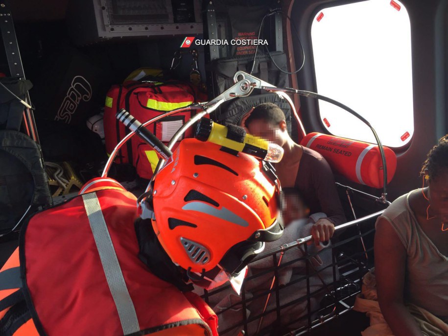 Uchodźcy na pokładzie śmigłowca ratunkowego (zdjęcie udostępnione przez włoską Straż Przybrzeżną) /GUARDIA COSTIERA/HANDOUT /PAP/EPA