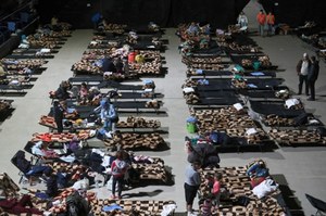 Uchodźcy na Torwarze. Wolontariusze mają sami organizować pomoc. Wojewoda: Nieporozumienie