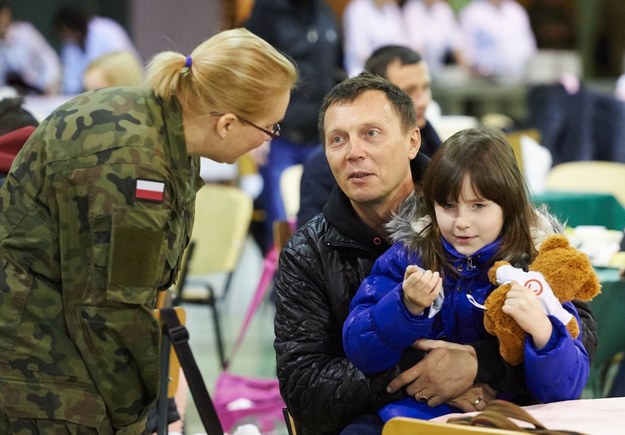 Uchodźcy polskiego pochodzenia ze wschodniej Ukrainy na wojskowym lotnisku w Królewie Malborskim /Adam Warżawa /PAP