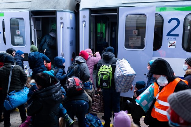 Uchodźcy wsiadający do pociągu w Przemyślu - 3 marca 2022 r. /Shutterstock