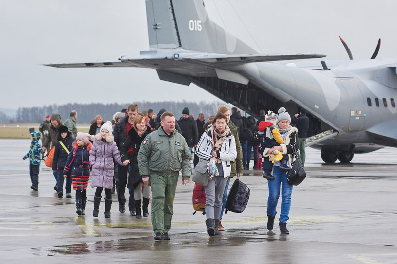 Uchodźcy wysiadają z samolotu wojskowego Casa na lotnisku w Królewie Malborskim /Adam Warżawa /PAP