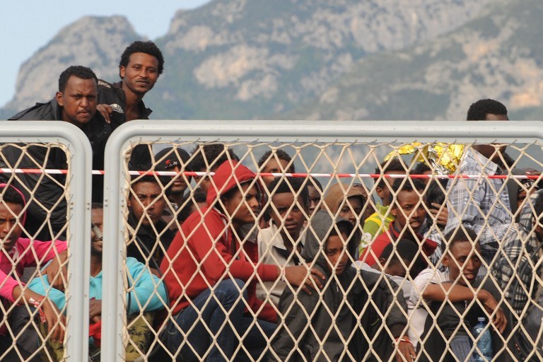 Uchodźcy z Afryki uratowani u wybrzeży Włoch /MARIO LAPORTA /AFP