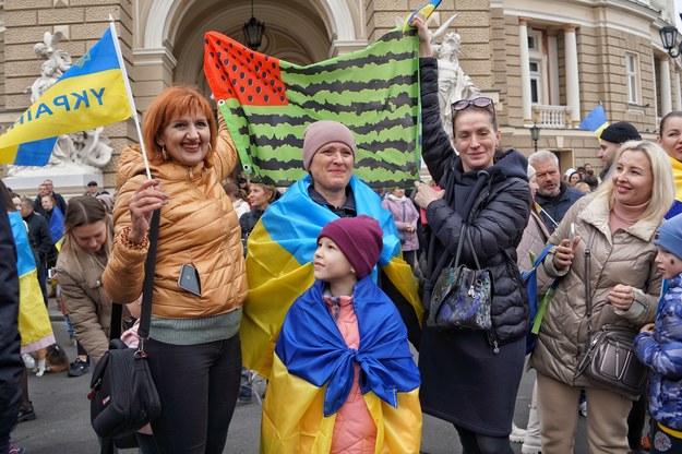 Uchodźcy z Chersonia świętują wyzwolenie miasta spod rosyjskiej okupacji przed siedzibą Opery w Odessie /Alena Solomonova /PAP