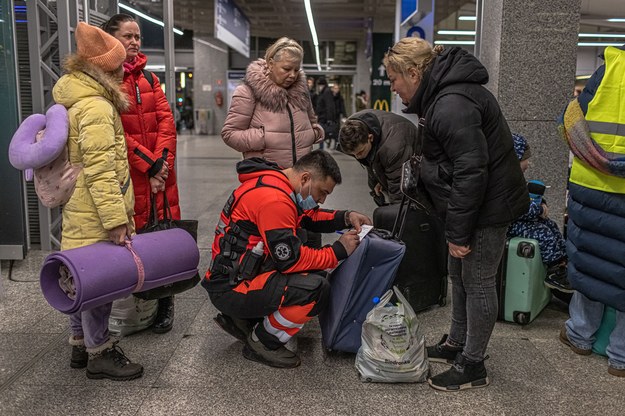 Uchodźcy z Kijowa na Dworcu Centralnym w Warszawie /ROMAN PILIPEY /PAP/EPA