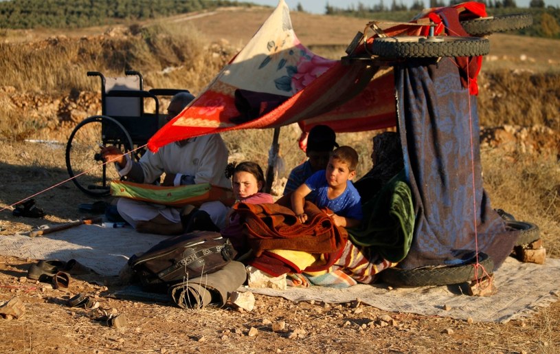 Uchodźcy z prowincji Dara koczujący w pobliżu granicy z Jordanią /MOHAMAD ABAZEED /AFP