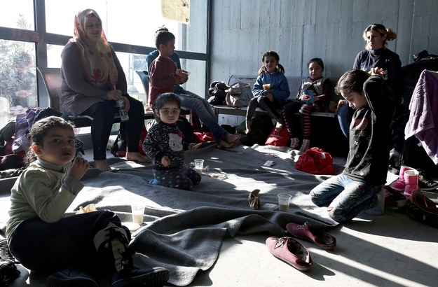 Uchodźcy z Syrii, którzy dotarli do Grecji /SIMELA PANTZARTZI  /PAP/EPA