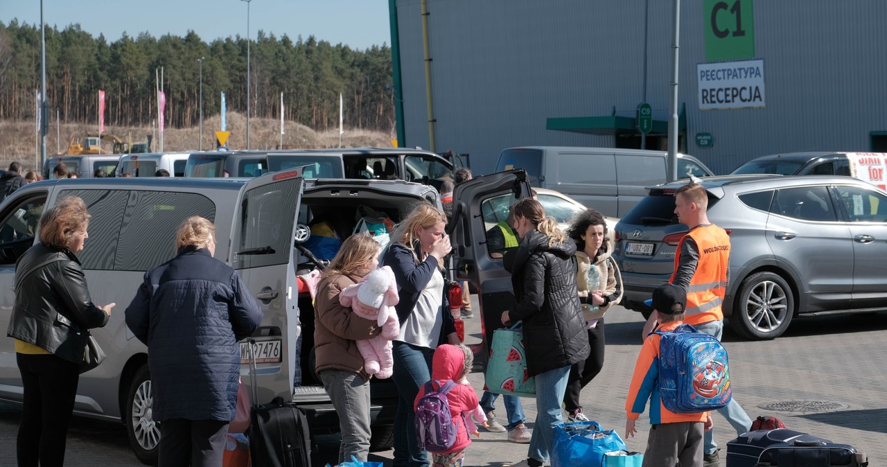 Uchodźcy z terenów Ukrainy przed ośrodkiem recepcyjnym w halach Centrum Targowo-Wystawienniczego Ptak Warsaw Expo w Nadarzynie /PAP