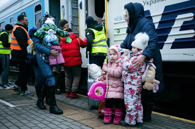 Uchodźcy z Ukrainie na dworcu w Chełmie /Bartlomiej Wojtowicz /PAP/EPA