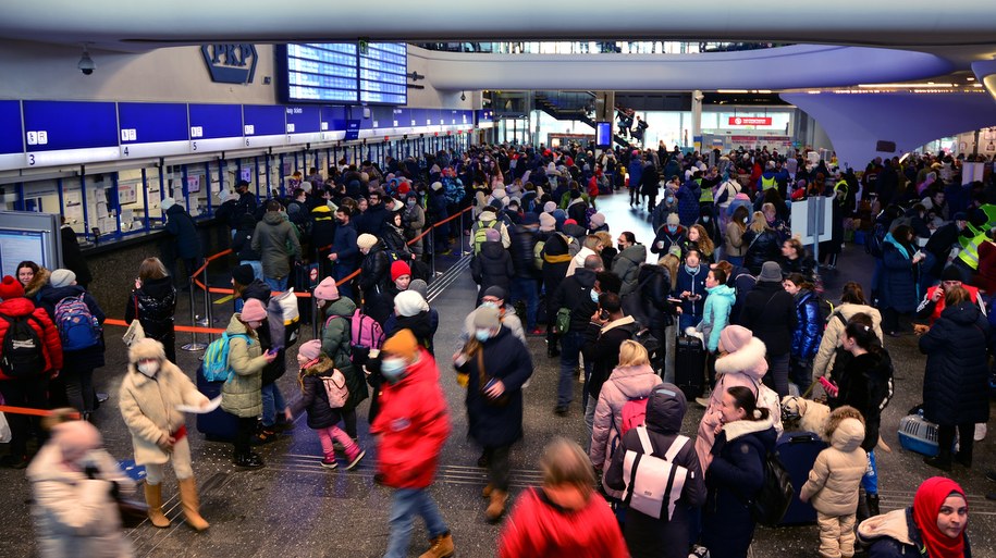 Uchodźcy z Ukrainy na Dworcu Centralnym w Warszawie na zdjęciu archiwalnym /Shutterstock