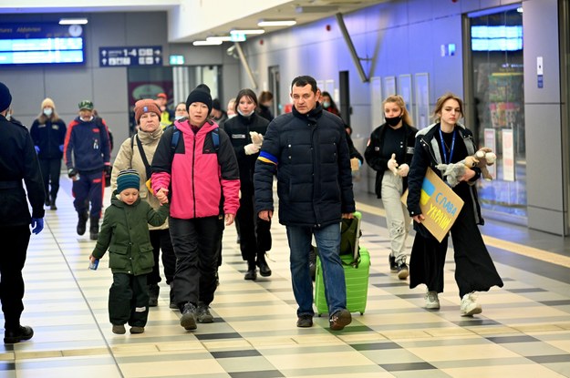 Uchodźcy z Ukrainy na dworcu głównym w Szczecinie / 	Marcin Bielecki    /PAP