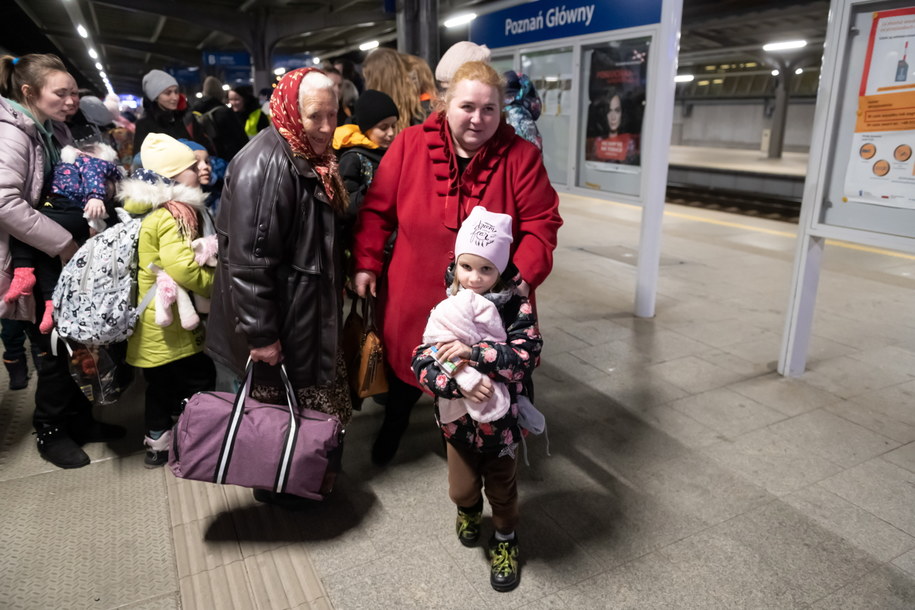 Uchodźcy z Ukrainy na dworcu Poznań Główny /	Jakub Kaczmarczyk   /PAP